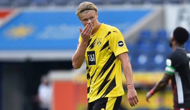 给你修修胡子，瓦科分享自己用剪刀剪克雷桑胡子的照片